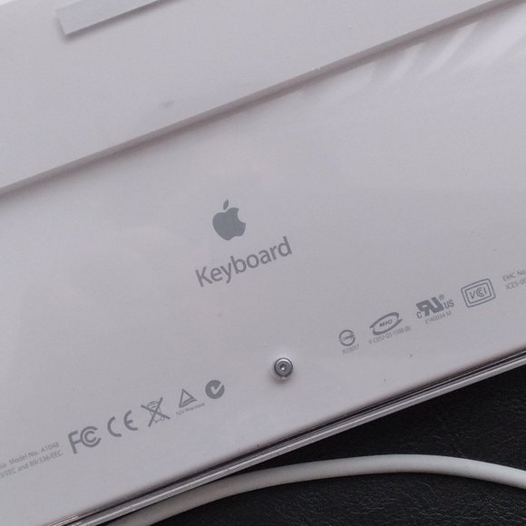 Apple Key Board - Picture 3 of 4